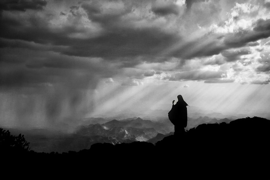 German Photographer Documented His 350 Miles Trek On Three Donkeys Around The Most Remote Places In Africa