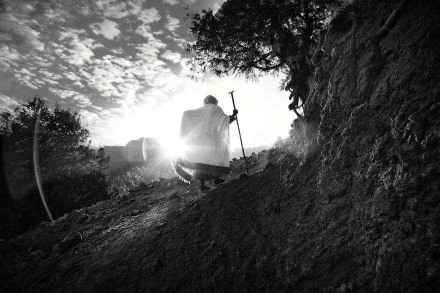 German Photographer Documented His 350 Miles Trek On Three Donkeys Around The Most Remote Places In Africa