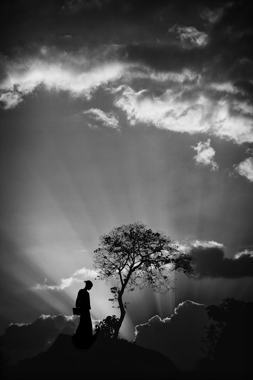 German Photographer Documented His 350 Miles Trek On Three Donkeys Around The Most Remote Places In Africa