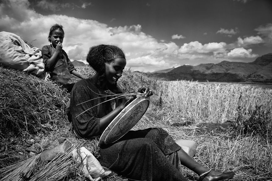 German Photographer Documented His 350 Miles Trek On Three Donkeys Around The Most Remote Places In Africa