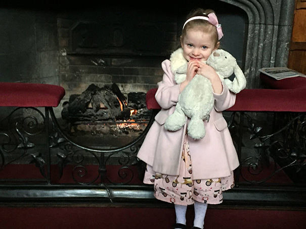 Little Girl Forgets Her Stuffed Bunny At Hotel, Staff Takes It On Adventure Little Girl Forgets Her Stuffed Bunny At Hotel, Staff Takes It On Adventure