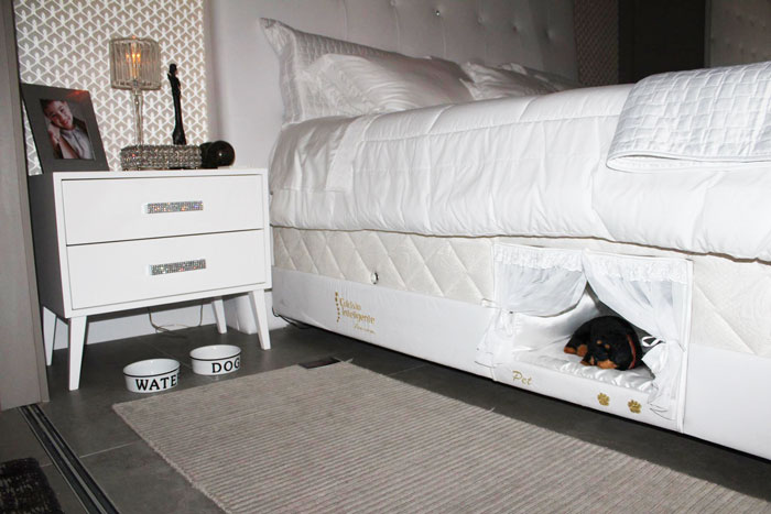 This Bed Has A Tiny Compartment For Your Pet So That You Can Sleep Together This Bed Has A Tiny Compartment For Your Pet So That You Can Sleep Together