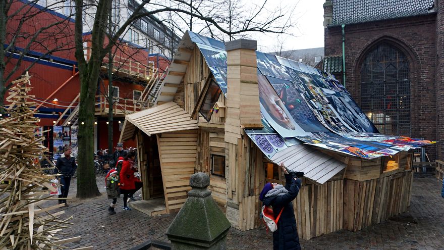 I Made A Recycled Workshop House, Where People Make Their Own Christmas Gifts, And It’s Free! I Made A Recycled Workshop House, Where People Make Their Own Christmas Gifts, And It’s Free!