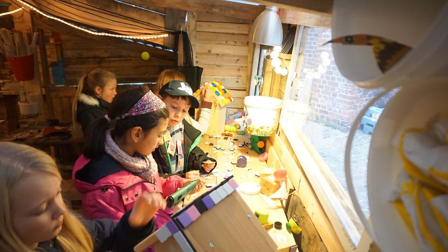 I Made A Recycled Workshop House, Where People Make Their Own Christmas Gifts, And It’s Free! I Made A Recycled Workshop House, Where People Make Their Own Christmas Gifts, And It’s Free!