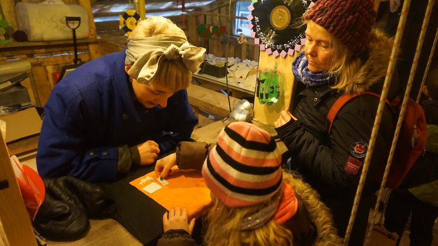 I Made A Recycled Workshop House, Where People Make Their Own Christmas Gifts, And It’s Free! I Made A Recycled Workshop House, Where People Make Their Own Christmas Gifts, And It’s Free!