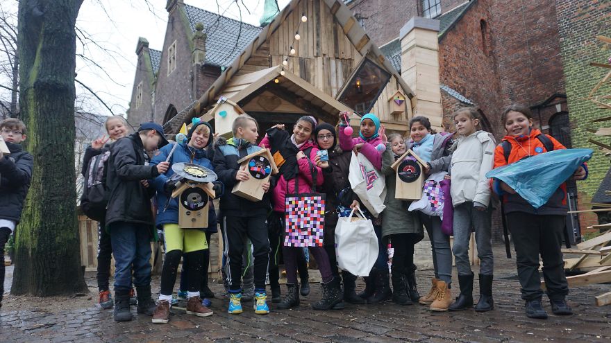 I Made A Recycled Workshop House, Where People Make Their Own Christmas Gifts, And It’s Free! I Made A Recycled Workshop House, Where People Make Their Own Christmas Gifts, And It’s Free!