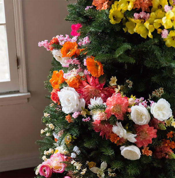 People Are Decorating Their Christmas Trees With Flowers And The Results Are Beautiful