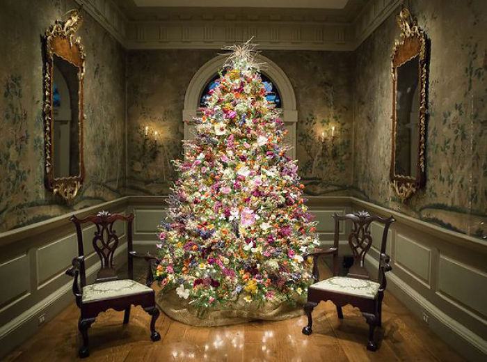 People Are Decorating Their Christmas Trees With Flowers And The Results Are Beautiful