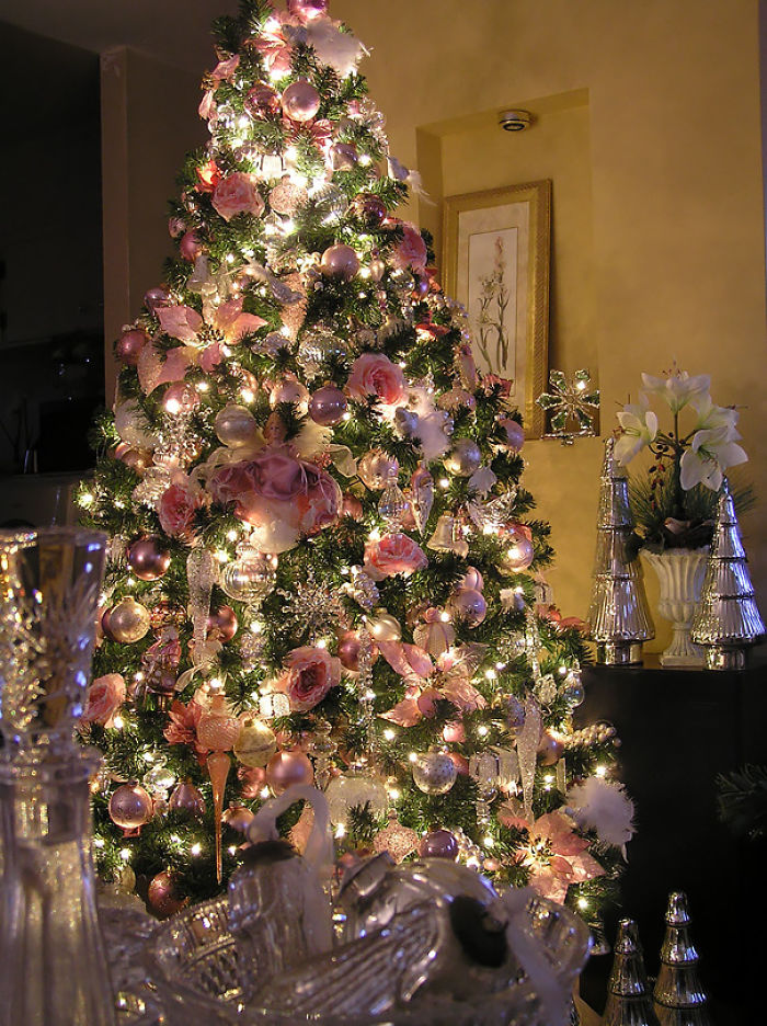 People Are Decorating Their Christmas Trees With Flowers And The Results Are Beautiful