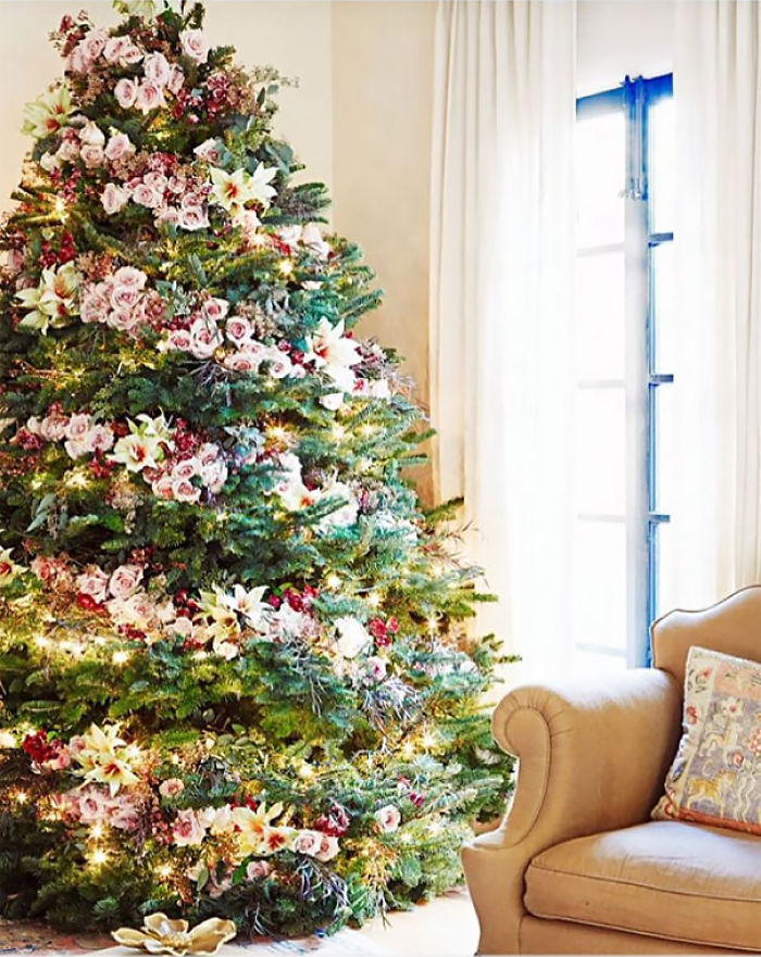 People Are Decorating Their Christmas Trees With Flowers And The Results Are Beautiful