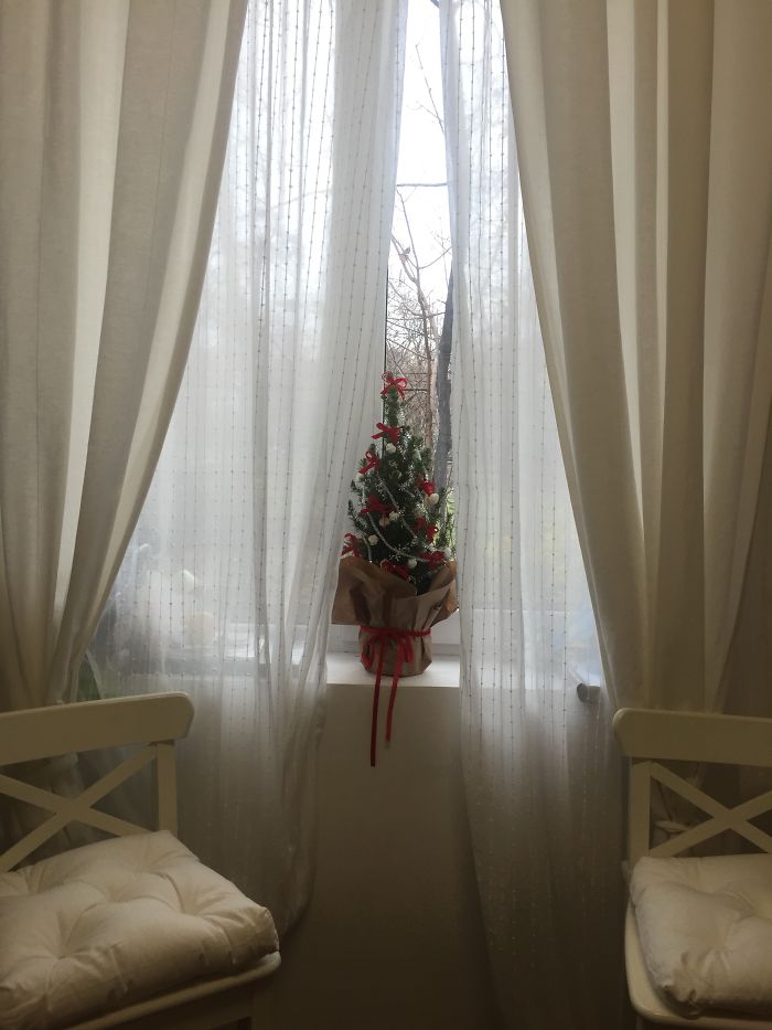 People Are Decorating Their Christmas Trees With Flowers And The Results Are Beautiful