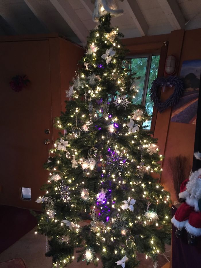 People Are Decorating Their Christmas Trees With Flowers And The Results Are Beautiful