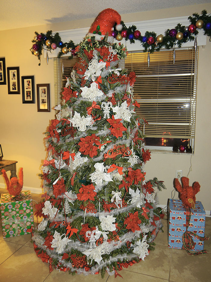 People Are Decorating Their Christmas Trees With Flowers And The Results Are Beautiful