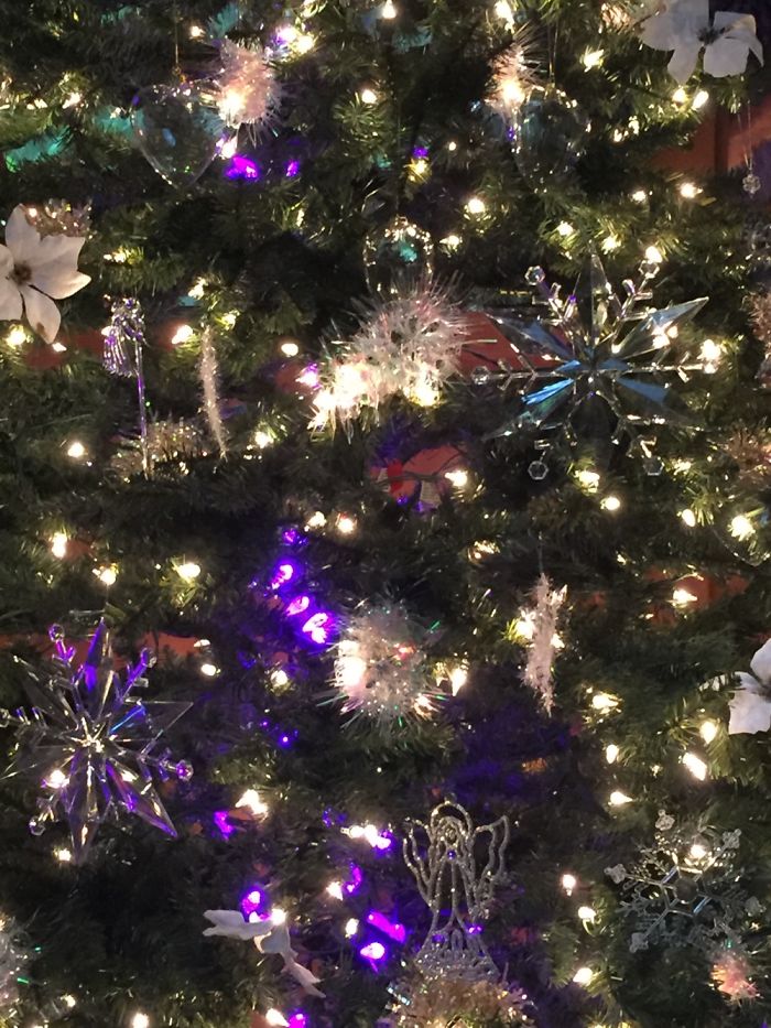 People Are Decorating Their Christmas Trees With Flowers And The Results Are Beautiful