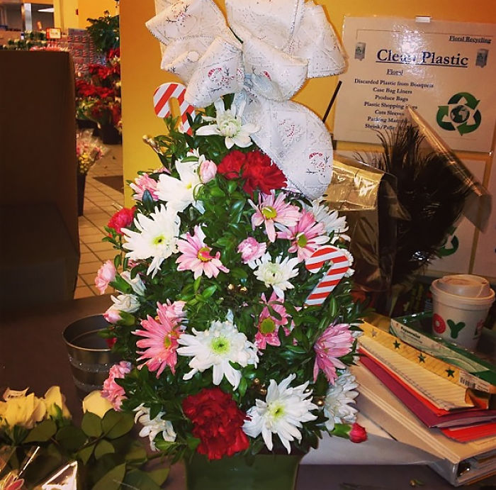 People Are Decorating Their Christmas Trees With Flowers And The Results Are Beautiful