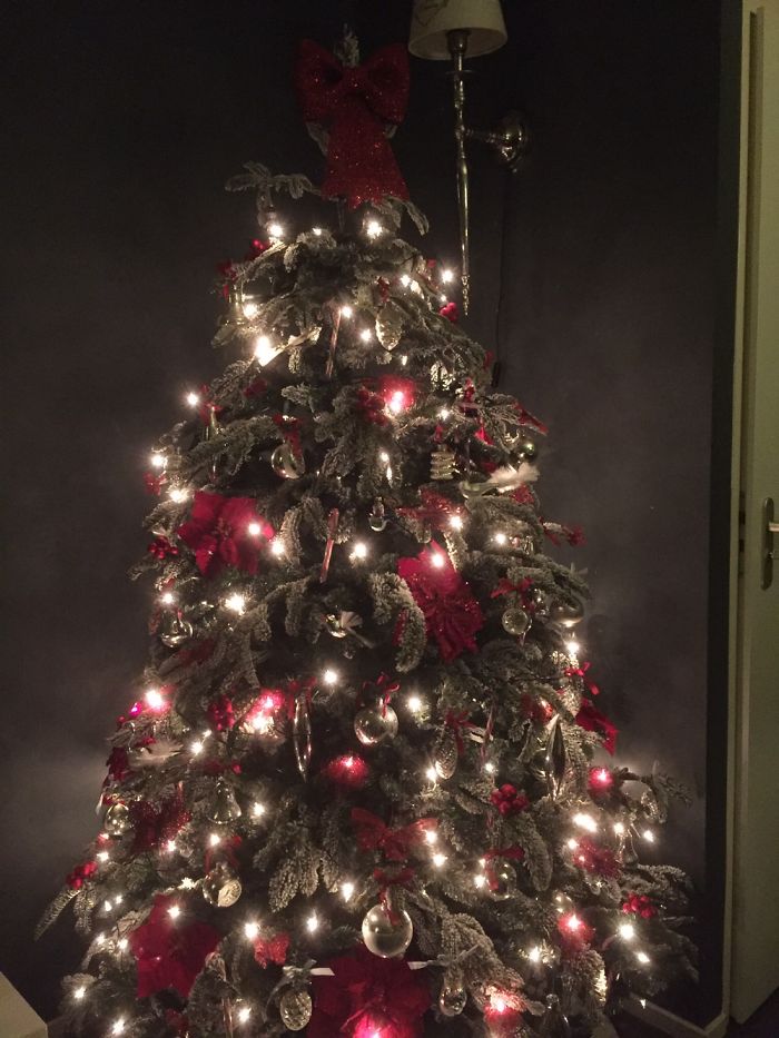 People Are Decorating Their Christmas Trees With Flowers And The Results Are Beautiful