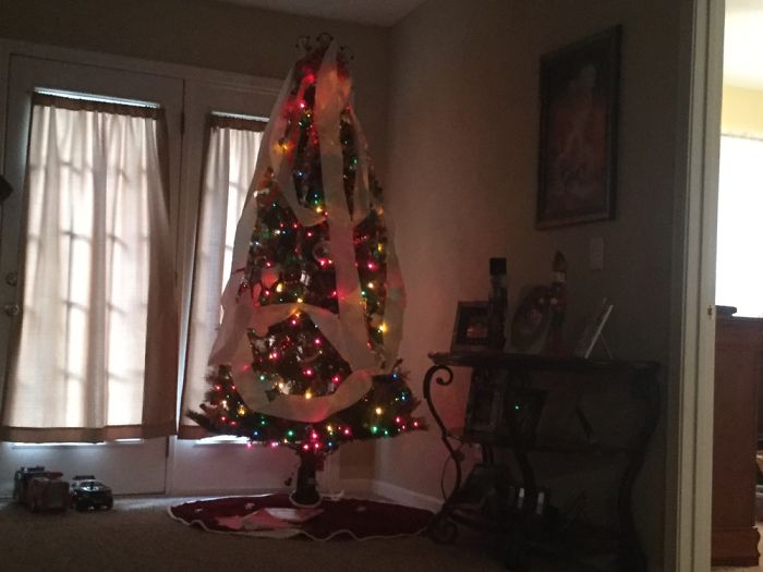 People Are Decorating Their Christmas Trees With Flowers And The Results Are Beautiful