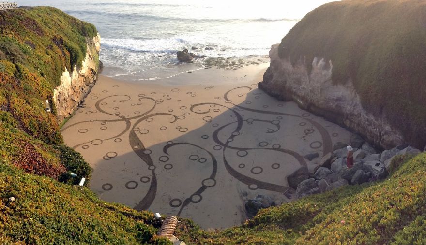 Man Quits His Job After Visiting Burning Man, Spends 10+ Years Drawing In The Sand