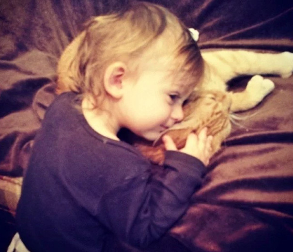 Unwanted Cat Becomes This Little Boy’s Guardian, Following Him Everywhere Unwanted Cat Becomes This Little Boy’s Guardian, Following Him Everywhere