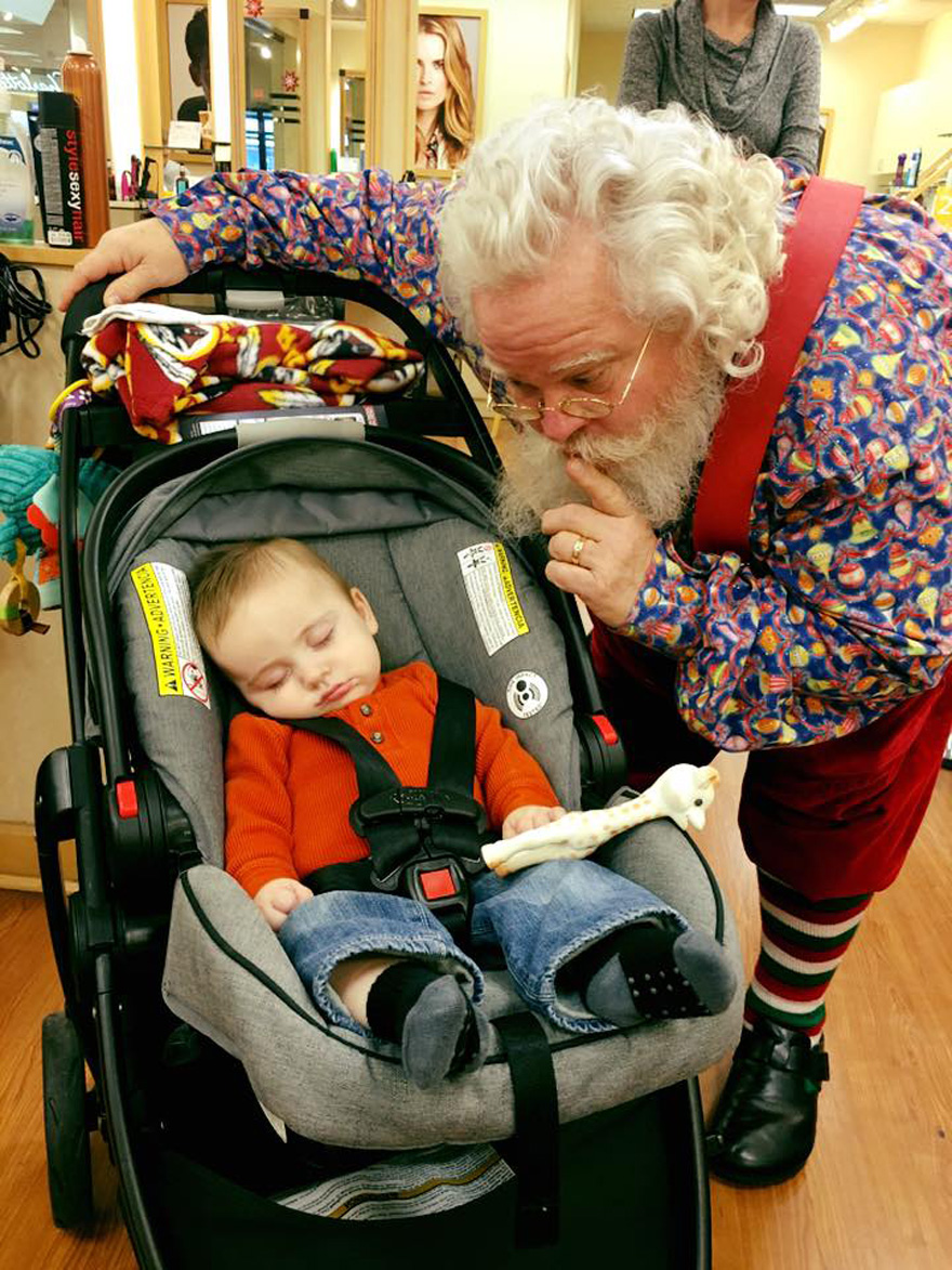 Baby Falls Asleep While Waiting In Line To See Santa; Santa Tells Parents Not To Wake Him Baby Falls Asleep While Waiting In Line To See Santa; Santa Tells Parents Not To Wake Him