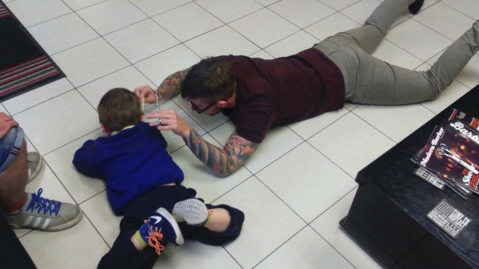 Barber Goes Extra Mile To Conquer Autistic Boy’s Fear Of Haircuts Barber Goes Extra Mile To Conquer Autistic Boy’s Fear Of Haircuts
