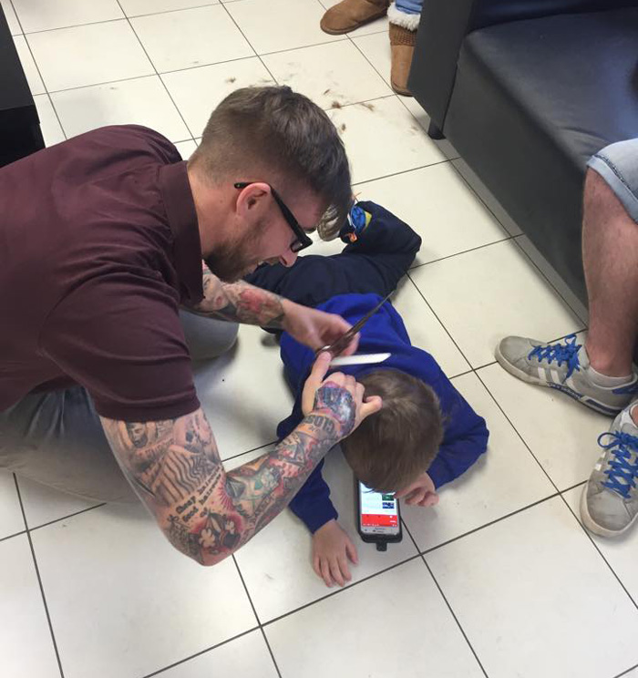 Barber Goes Extra Mile To Conquer Autistic Boy’s Fear Of Haircuts Barber Goes Extra Mile To Conquer Autistic Boy’s Fear Of Haircuts
