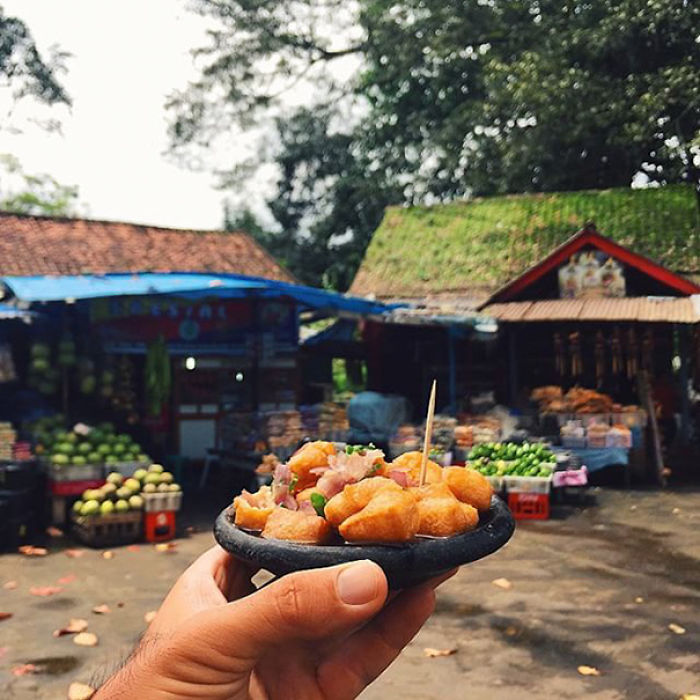 &#8220;Girl Eat World&#8221; Instagram Features The Tastiest Street Food From Around The World