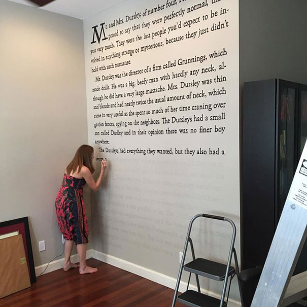 Harry Potter Fan Paints First Page Of “Sorcerer’s Stone” Onto Her Wall Harry Potter Fan Paints First Page Of “Sorcerer’s Stone” Onto Her Wall