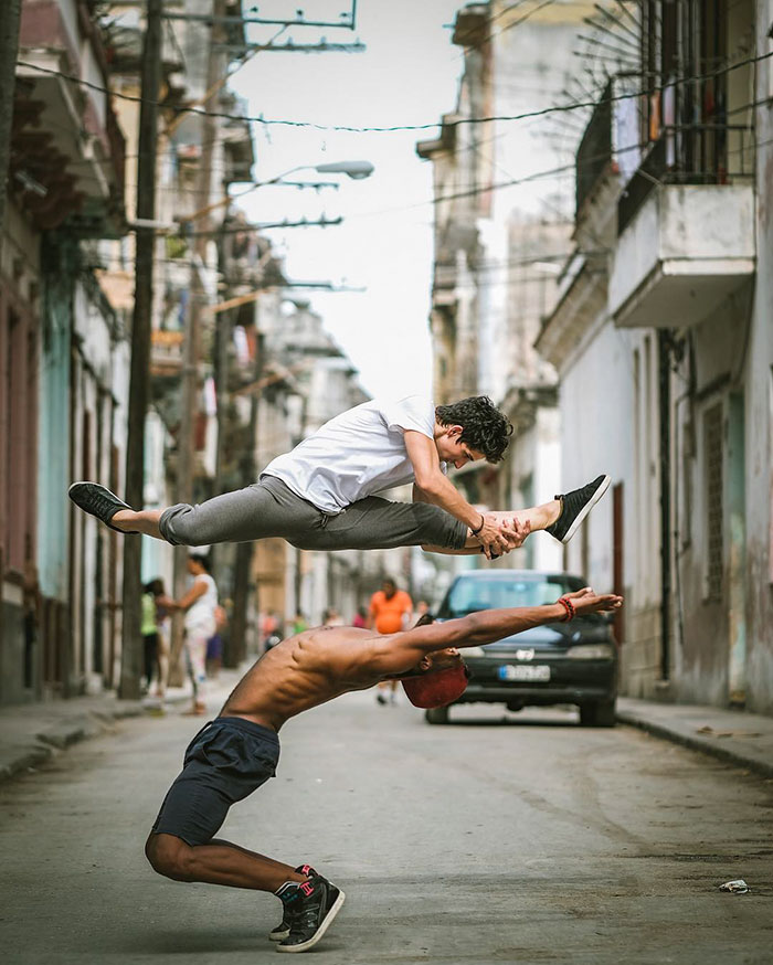 Ballet Dancers Practicing On The Streets Of Cuba (24 pics)