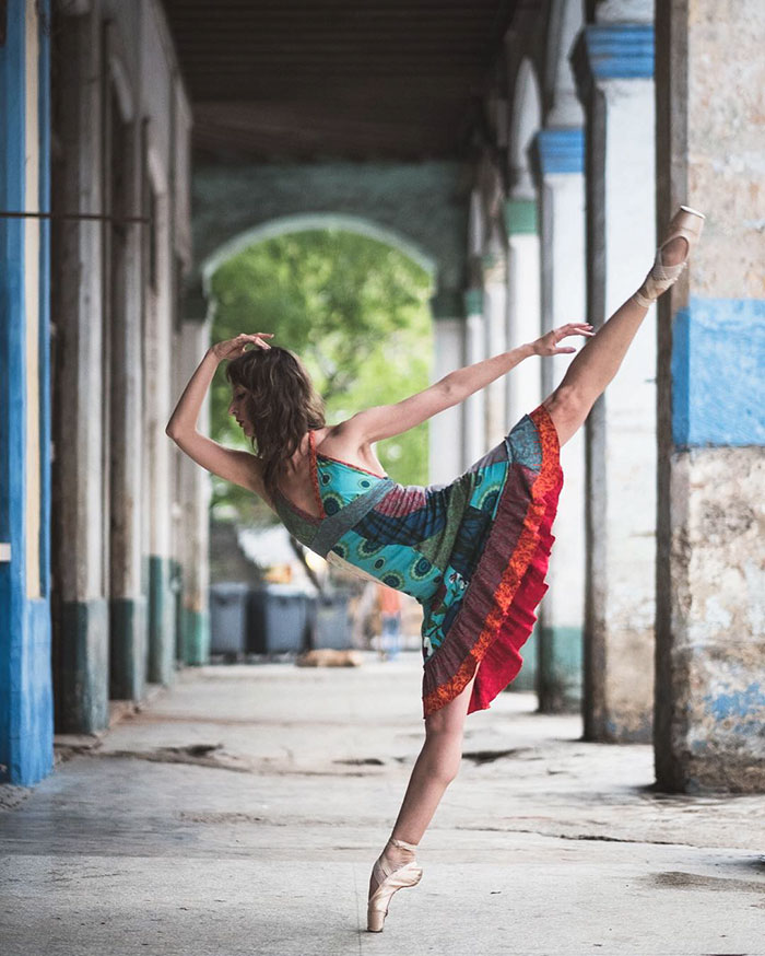 Ballet Dancers Practicing On The Streets Of Cuba (24 pics)