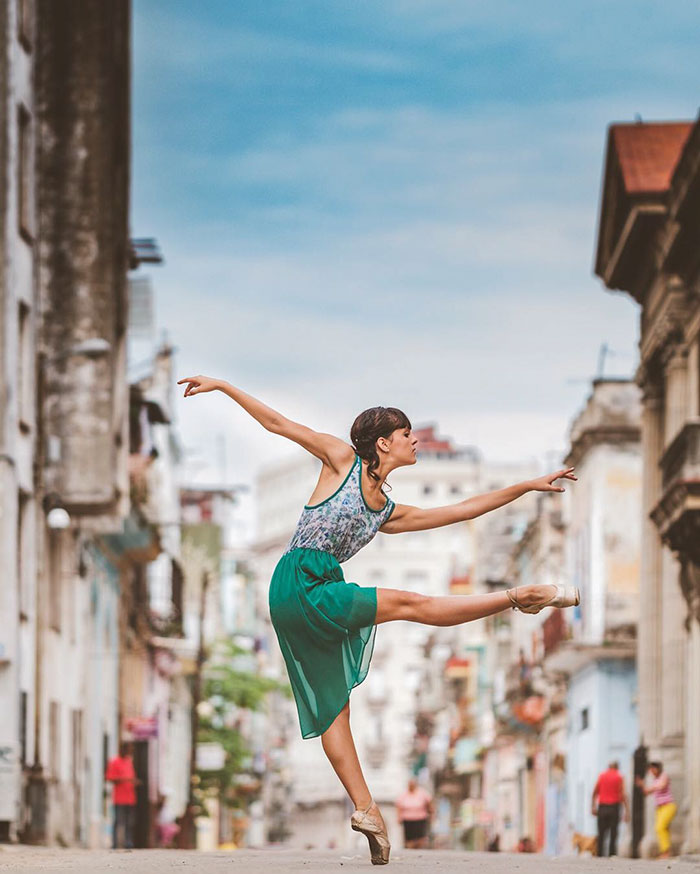 Ballet Dancers Practicing On The Streets Of Cuba (24 pics)