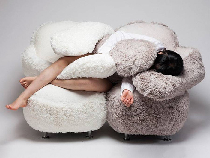 Hugging Sofa Means You’ll Never Be Alone Again Hugging Sofa Means You’ll Never Be Alone Again