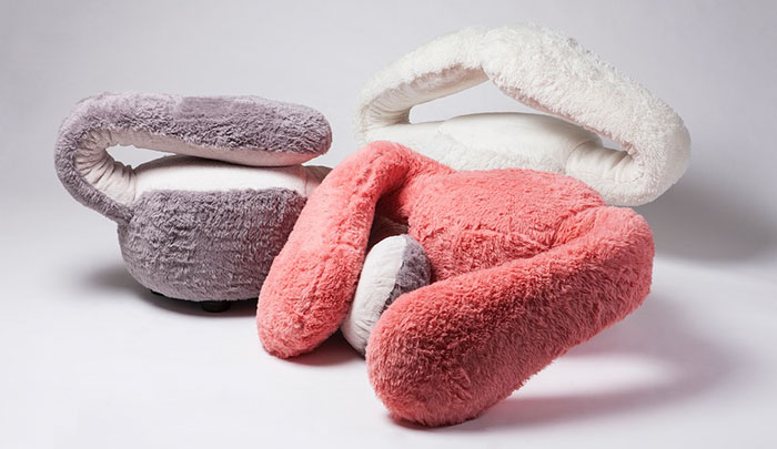 Hugging Sofa Means You’ll Never Be Alone Again Hugging Sofa Means You’ll Never Be Alone Again