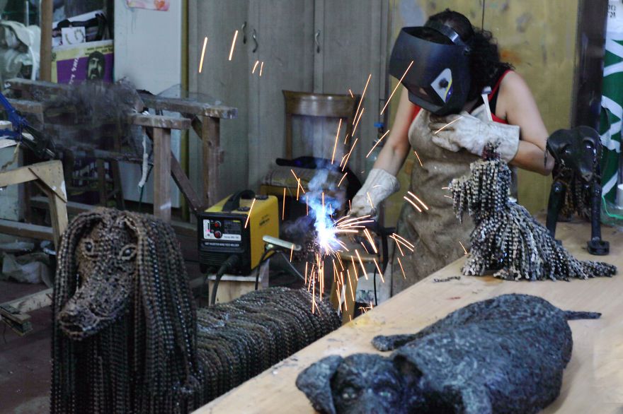 Unchained: I Create Dog Sculptures From Recycled Bicycle Chains