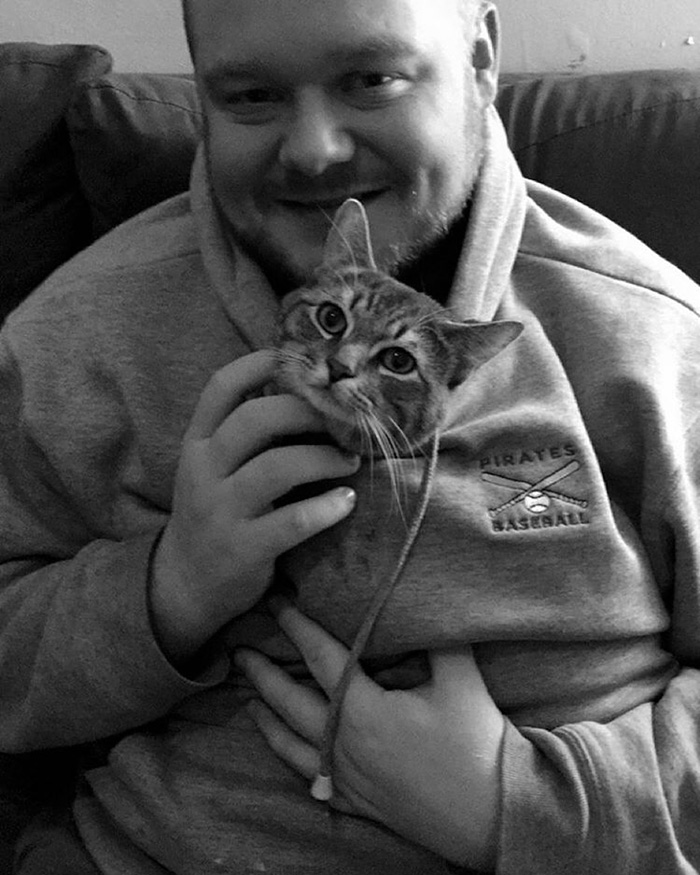 Couple Adopts A Stray Cat And Finds He’s Not Like The Other Cats Couple Adopts A Stray Cat And Finds He’s Not Like The Other Cats