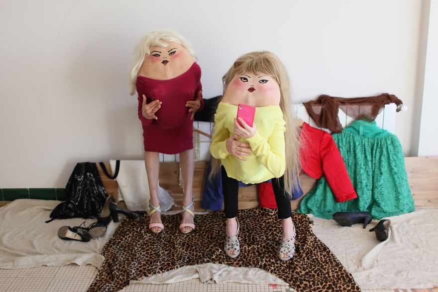 I Turn People Into Creatures From Another World By Drawing Faces On Their Backs I Turn People Into Creatures From Another World By Drawing Faces On Their Backs