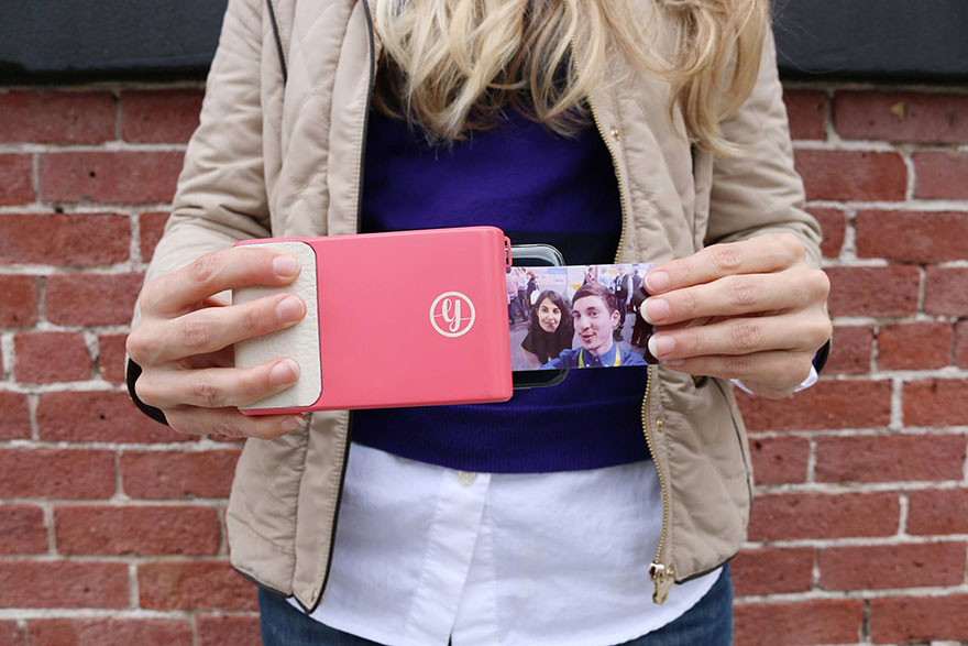 This Phone Case Prints Instant Photos Like A Polaroid This Phone Case Prints Instant Photos Like A Polaroid
