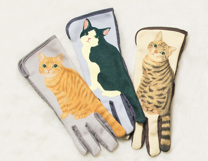 Cat Gloves For Smartphones That Wag Their Tails When You Swipe