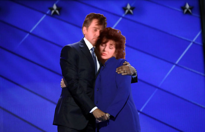 Obama And Clinton’s Hug Was Perfect, Until Internet Trolls Ruined Everything Obama And Clinton’s Hug Was Perfect, Until Internet Trolls Ruined Everything