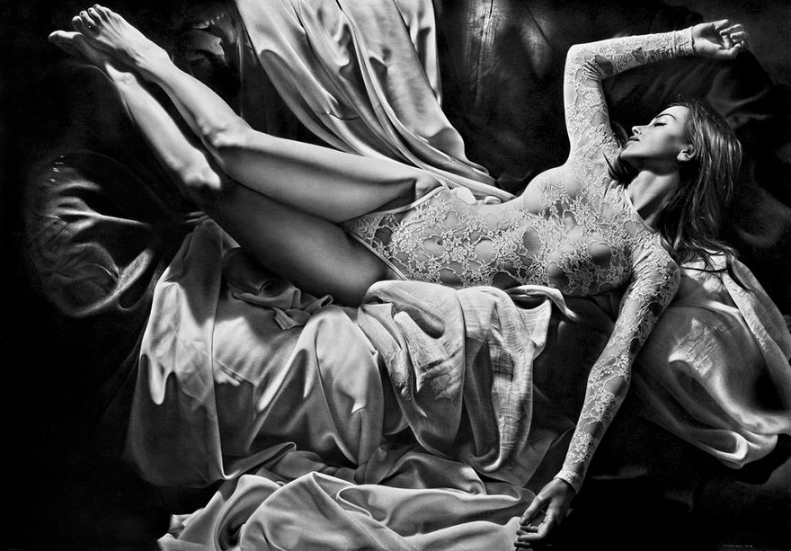 Artist Spends 100s Hours Drawing Hyperrealistic Art Using Renaissance Techniques