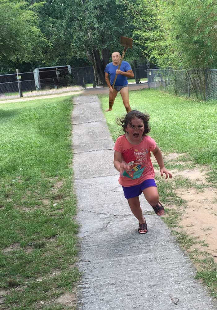 Family Trip To Petting Zoo Didn’t Go As Planned, Internet Response Is Hilarious Family Trip To Petting Zoo Didn’t Go As Planned, Internet Response Is Hilarious