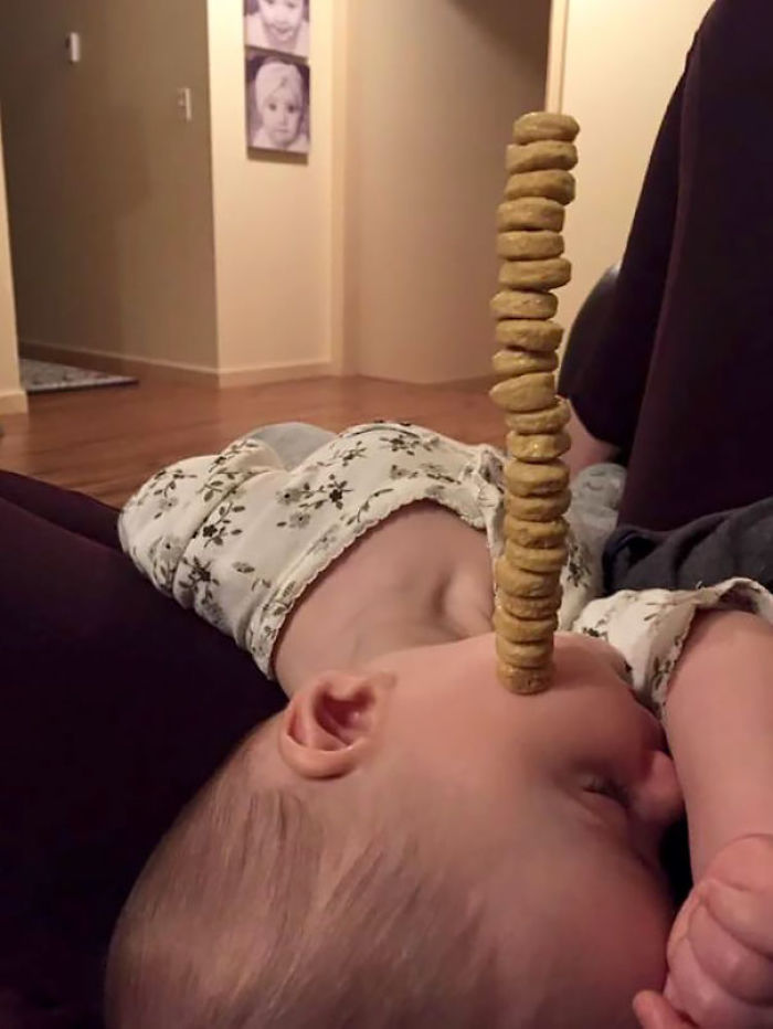 Dads Compete To See Who Can Stack More Cheerios On Their Babies Dads Compete To See Who Can Stack More Cheerios On Their Babies