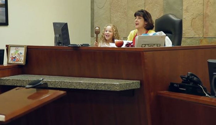 Entire Courtroom Dresses As Disney Characters For 5-Year-Old Girl’s Adoption Hearing Entire Courtroom Dresses As Disney Characters For 5-Year-Old Girl’s Adoption Hearing