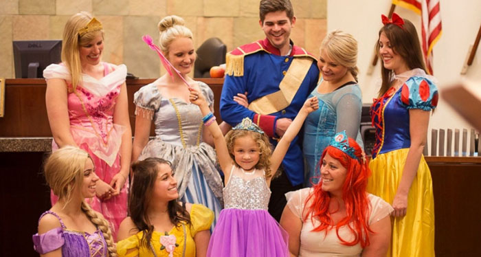 Entire Courtroom Dresses As Disney Characters For 5-Year-Old Girl’s Adoption Hearing Entire Courtroom Dresses As Disney Characters For 5-Year-Old Girl’s Adoption Hearing