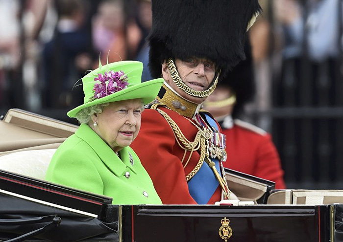 The Queen&#8217;s &#8216;Green Screen&#8217; Outfit Sparks A Hilarious Internet Reaction