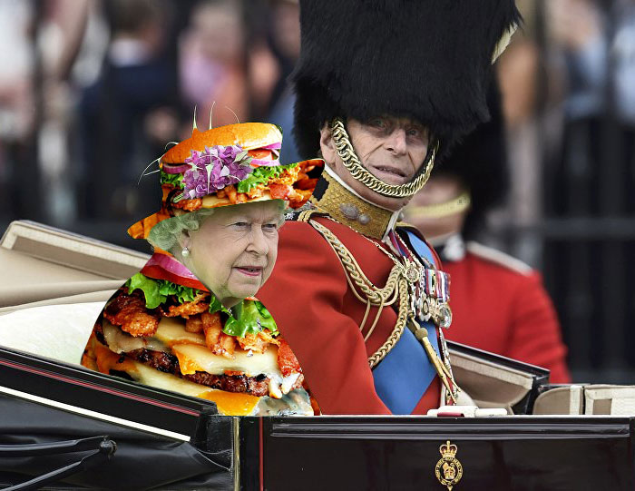 The Queen&#8217;s &#8216;Green Screen&#8217; Outfit Sparks A Hilarious Internet Reaction