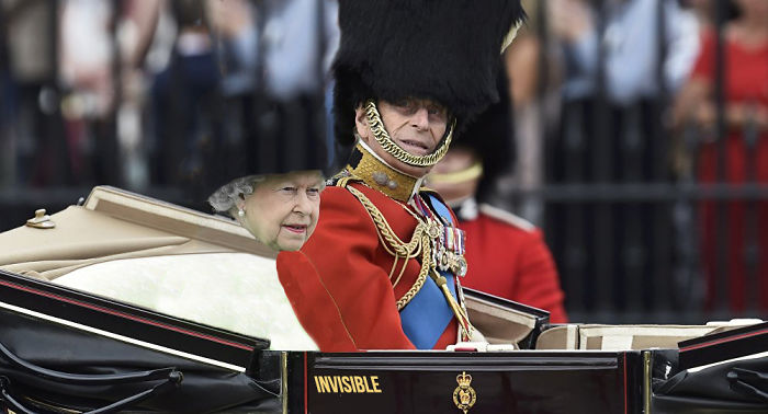 The Queen&#8217;s &#8216;Green Screen&#8217; Outfit Sparks A Hilarious Internet Reaction