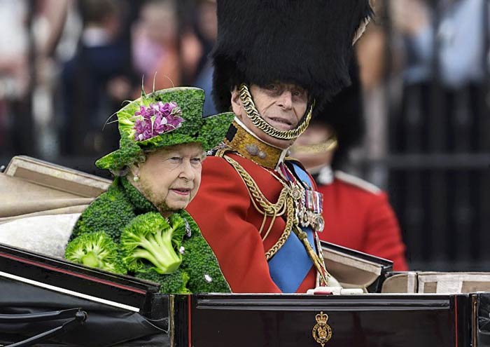 The Queen&#8217;s &#8216;Green Screen&#8217; Outfit Sparks A Hilarious Internet Reaction