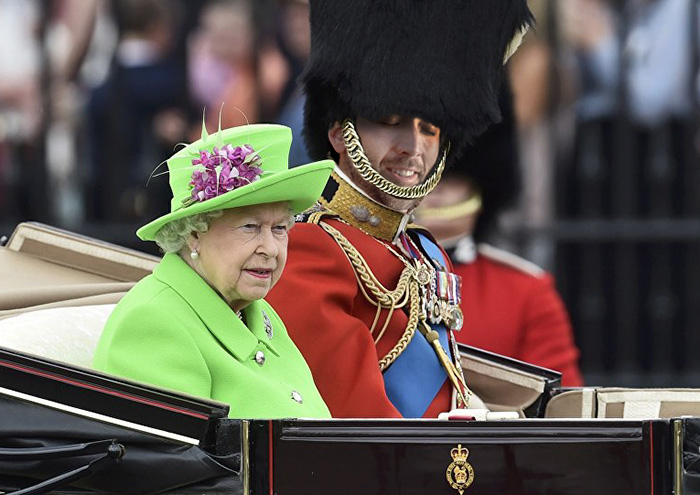 The Queen&#8217;s &#8216;Green Screen&#8217; Outfit Sparks A Hilarious Internet Reaction