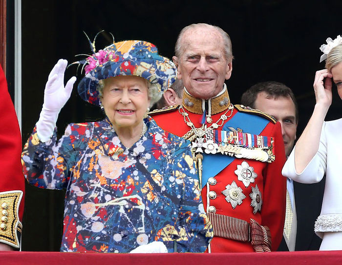 The Queen&#8217;s &#8216;Green Screen&#8217; Outfit Sparks A Hilarious Internet Reaction